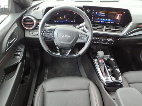 Used 2025 Chevrolet Trax RS image 9