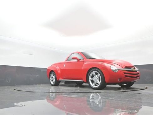 Used 2004 Chevrolet SSR w/ Preferred Equipment Group image 26