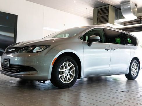 Used 2017 Chrysler Pacifica Touring FWD image 3