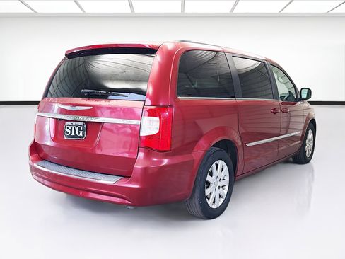 Used 2011 Chrysler Town & Country Touring-L image 4