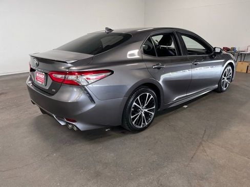 Used 2019 Toyota Camry SE w/ Convenience Package FWD image 3