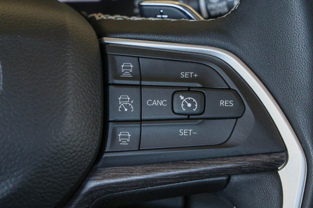 Used 2023 Jeep Grand Cherokee Limited w/ Black Appearance Package AWD/4WD image 25