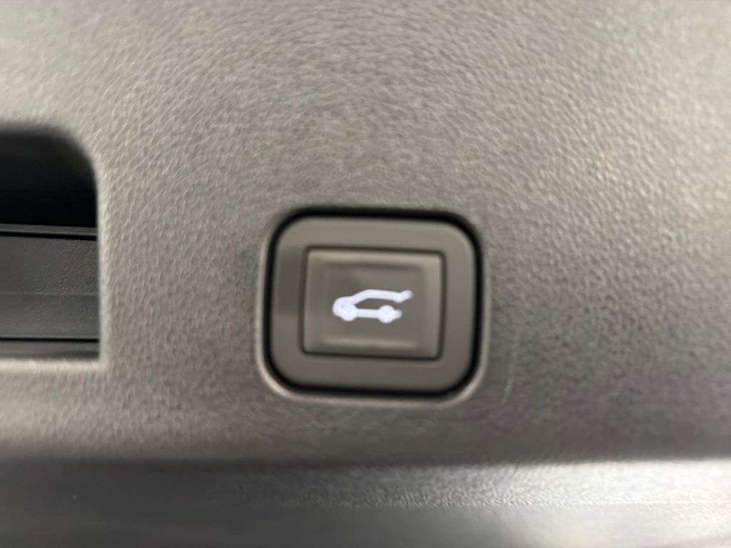 New 2027 Chevrolet Traverse LT FWD image 9