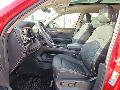 Used 2024 Volkswagen Atlas SE w/ Panoramic Sunroof Package image 11