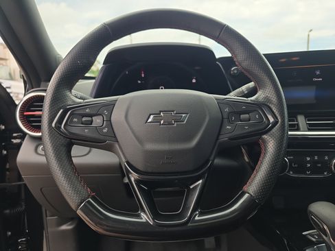 Used 2025 Chevrolet Trax RS w/ Sunroof Package FWD image 22