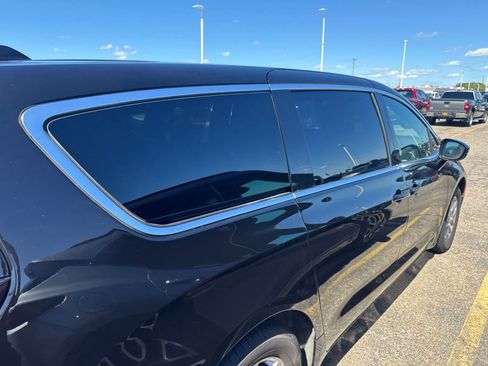 Used 2025 Chrysler Pacifica Select FWD image 12