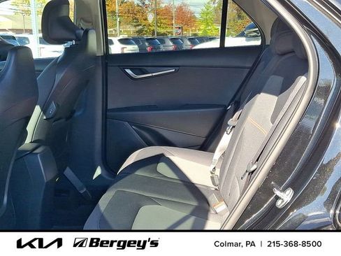 Used 2025 Kia Niro LX image 12