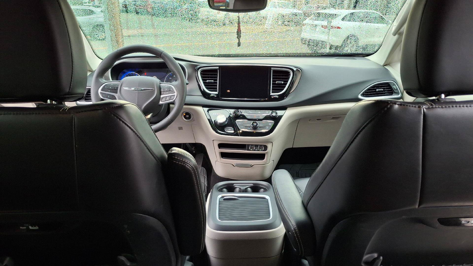 Used 2023 Chrysler Pacifica Touring-L FWD image 12