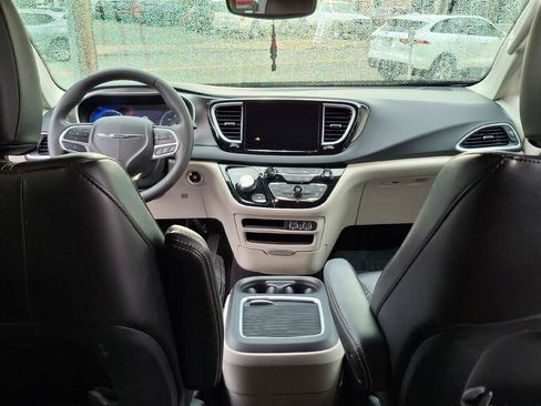 Used 2023 Chrysler Pacifica Touring-L FWD image 12