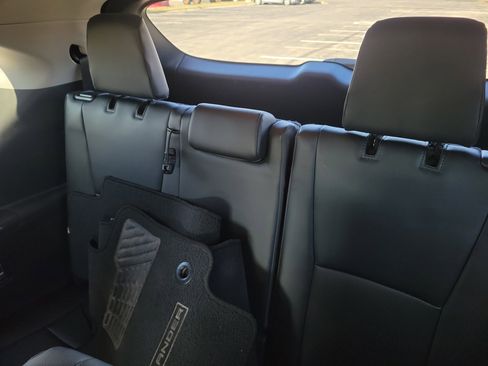 Used 2024 Toyota Highlander XLE image 12