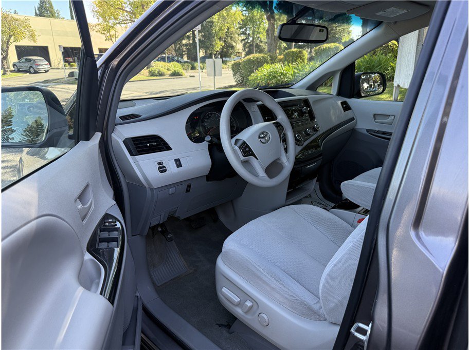 Used 2012 Toyota Sienna LE w/ Towing Pkg FWD image 8