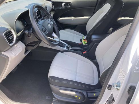 Used 2025 Hyundai Venue SEL FWD image 19