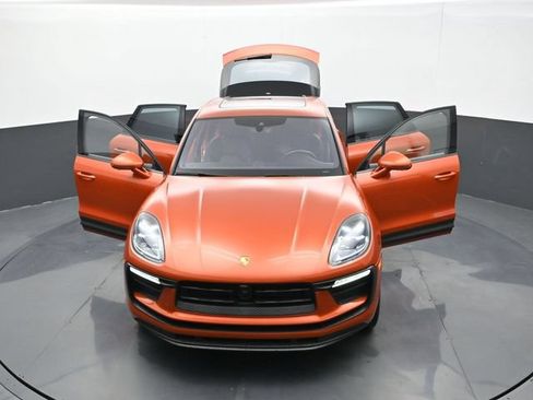 Certified 2023 Porsche Macan AWD/4WD image 31