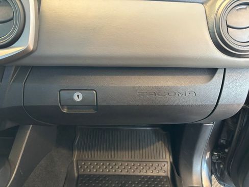 Used 2019 Toyota Tacoma SR5 w/ SR5 Appearance Package (SM) AWD/4WD image 28