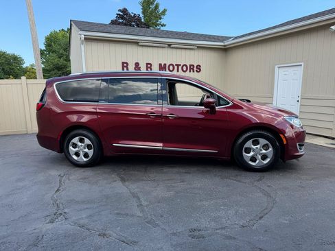 Used 2017 Chrysler Pacifica Touring-L Plus FWD image 2