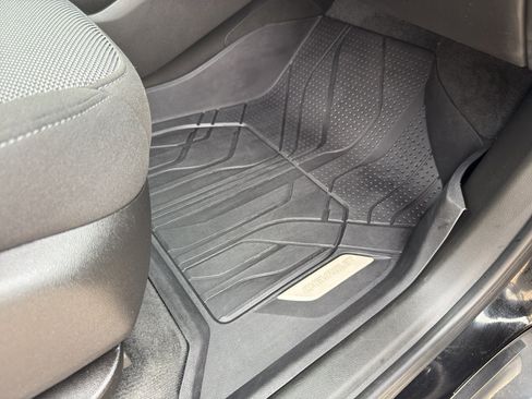 Used 2023 Chevrolet Traverse LT image 49