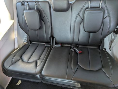 Used 2023 Chrysler Pacifica Touring-L FWD image 15