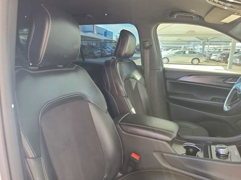 Used 2024 Jeep Grand Cherokee L Laredo AWD/4WD image 18