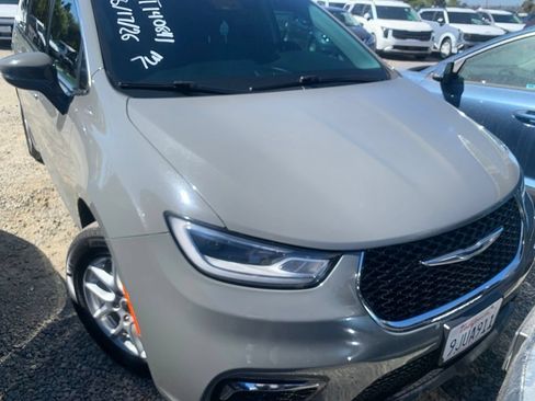 Used 2022 Chrysler Pacifica Touring-L FWD image 4