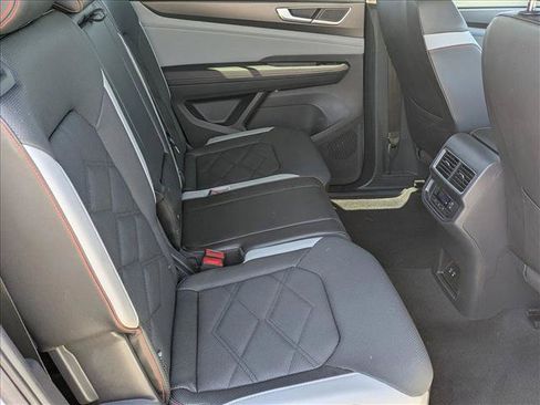 Used 2024 Volkswagen Atlas Peak Edition SE AWD/4WD image 20