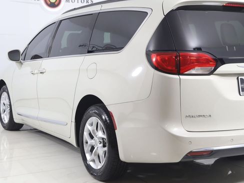 Used 2017 Chrysler Pacifica Touring-L w/ Tire & Wheel Group FWD image 24