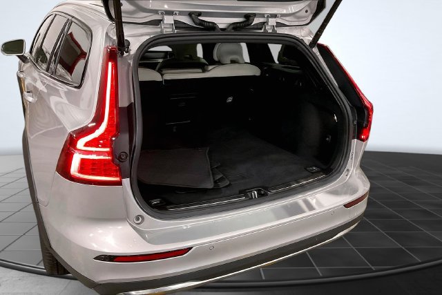 Certified 2025 Volvo V60 B5 Cross Country Ultra AWD/4WD image 6