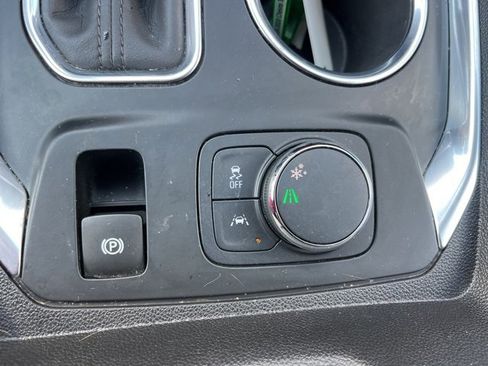 Used 2020 Chevrolet Traverse Premier image 34