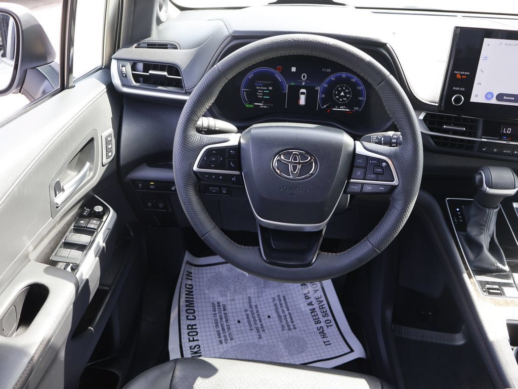 Used 2025 Toyota Sienna Platinum AWD/4WD image 16