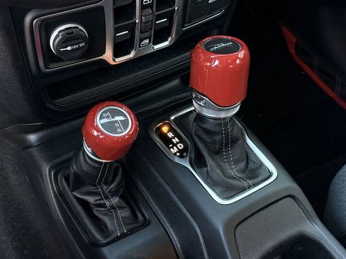 Used 2025 Jeep Gladiator Sport image 17