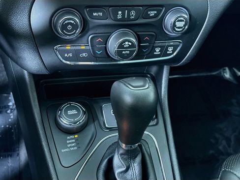 Used 2021 Jeep Cherokee Latitude Lux w/ Sun & Sound Group AWD/4WD image 10