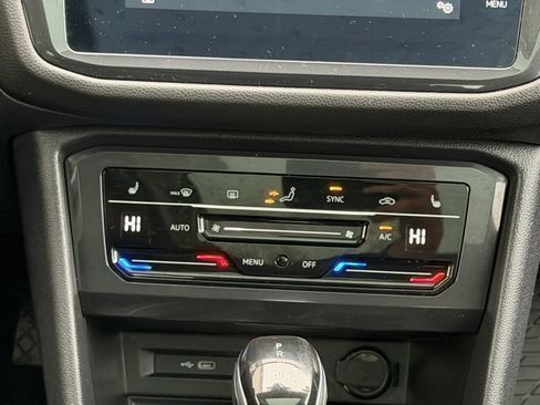 Used 2022 Volkswagen Tiguan SE image 19