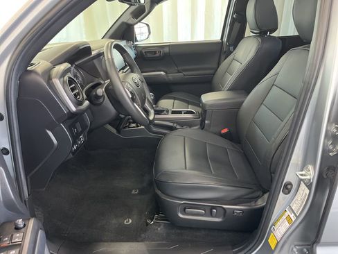 Used 2023 Toyota Tacoma TRD Off-Road image 3