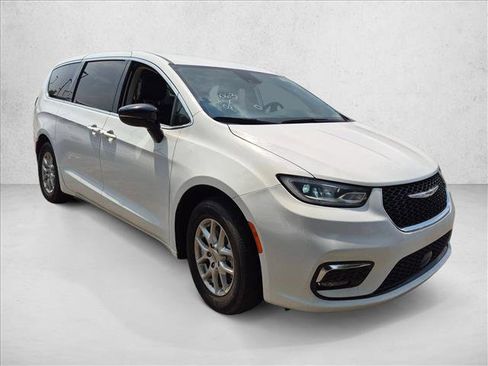 Used 2024 Chrysler Pacifica Touring-L FWD image 3