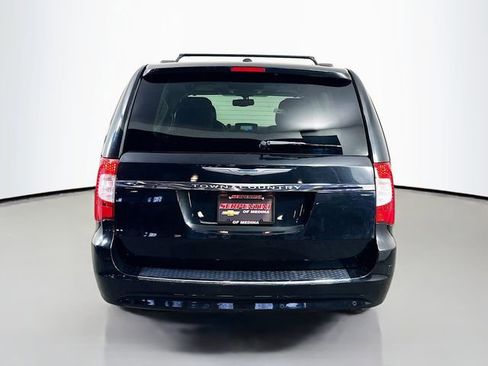 Used 2016 Chrysler Town & Country Touring-L image 7