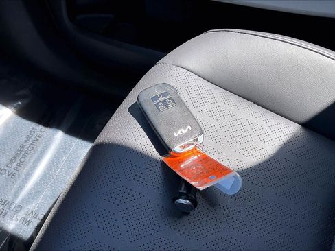 Used 2024 Kia Carnival LX image 11