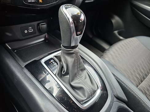 Used 2018 Nissan Rogue SV image 14