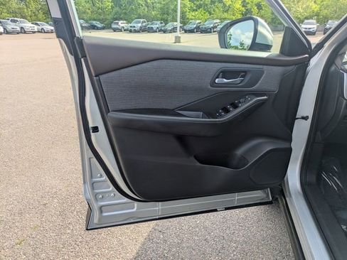 Used 2023 Nissan Rogue SV image 17