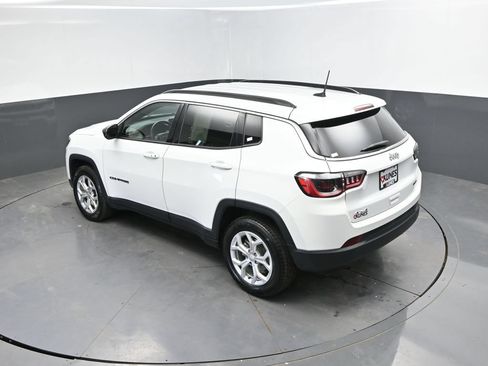 Used 2024 Jeep Compass Latitude AWD/4WD image 29