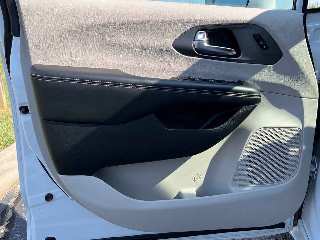 Used 2022 Chrysler Pacifica Touring-L w/ Uconnect Theater Family Group FWD image 15