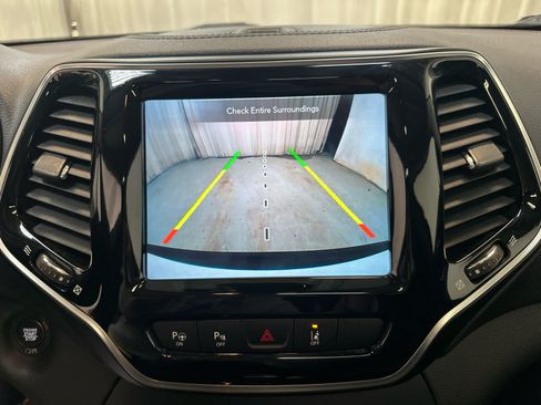 Used 2019 Jeep Cherokee Limited w/ Luxury Group AWD/4WD image 17