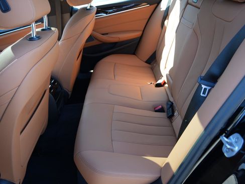 Used 2023 BMW 530e w/ Premium Package image 7