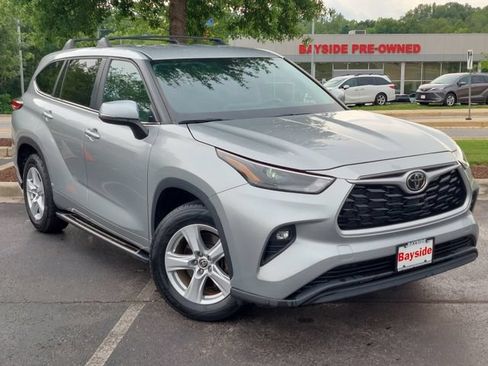 Used 2023 Toyota Highlander LE FWD image 2