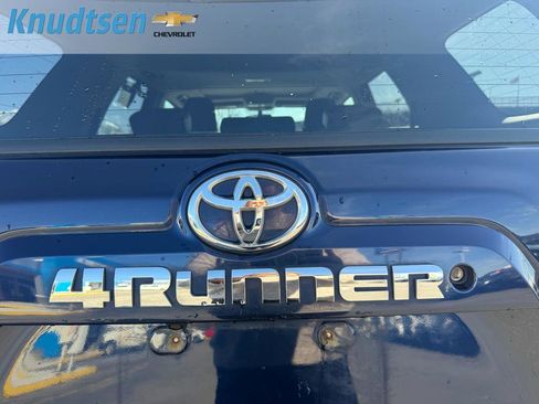 Used 2017 Toyota 4Runner SR5 Premium image 10