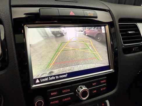 Used 2014 Volkswagen Touareg VR6 image 16