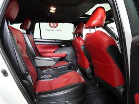 Used 2021 Toyota Highlander XSE image 13