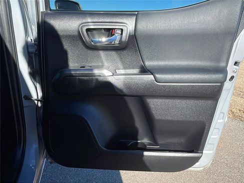 Used 2020 Toyota Tacoma TRD Sport image 15