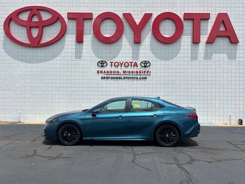 Used 2025 Toyota Camry SE FWD image 5