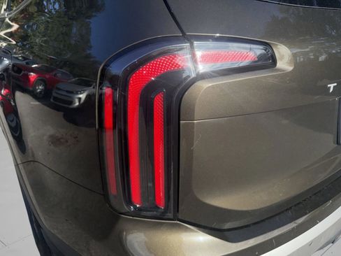 Used 2023 Kia Telluride EX w/ EX Captain's Chair Package image 7