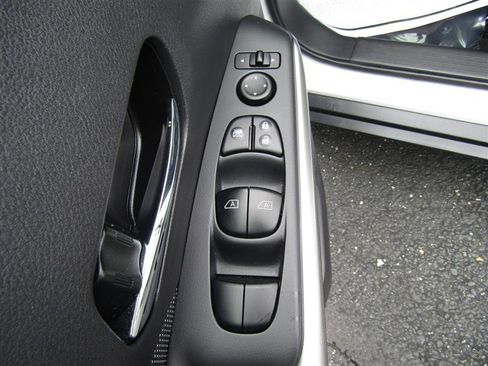 Used 2019 Nissan Kicks SV image 10