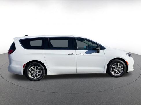 Used 2025 Chrysler Pacifica Select image 15